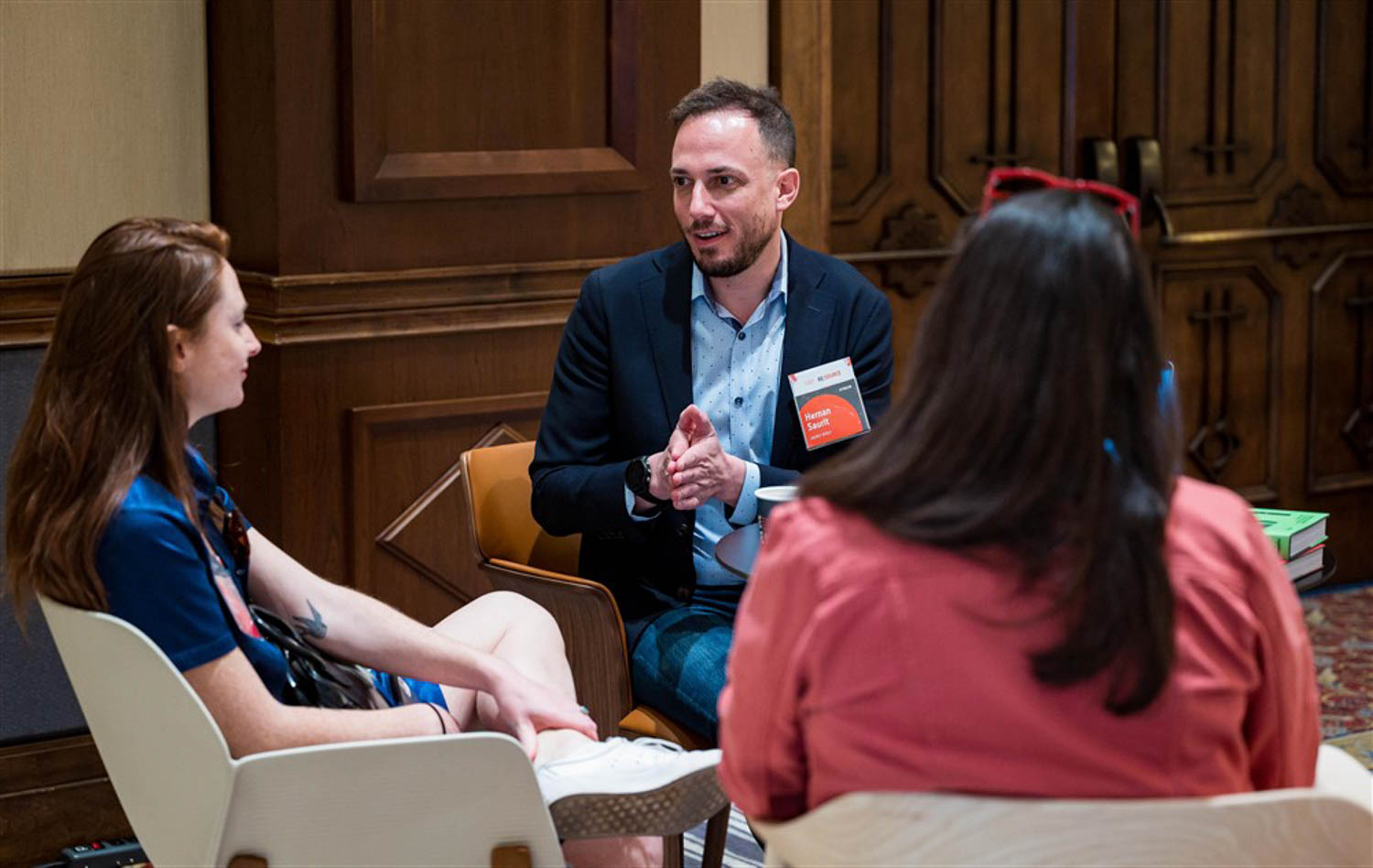 穿上衣扣上衬衣