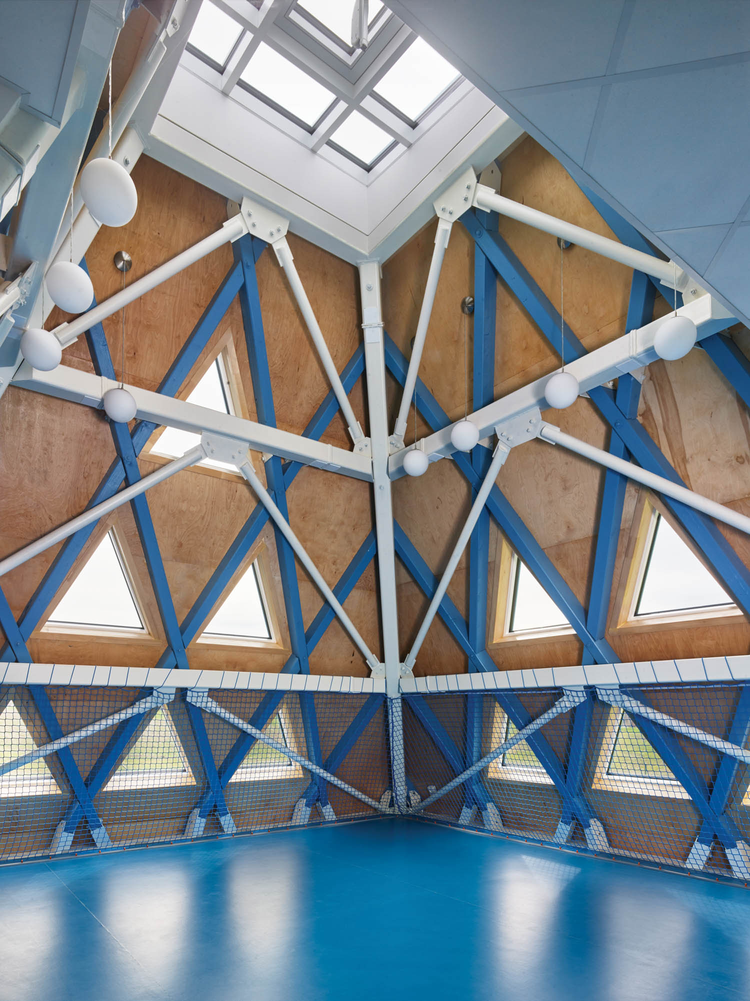 三角窗口让光进入小学游戏空间