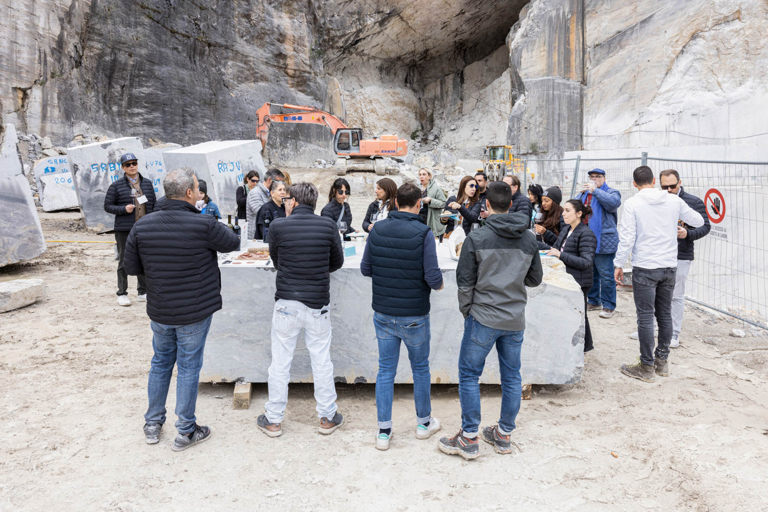 新闻行程参与者环绕石板