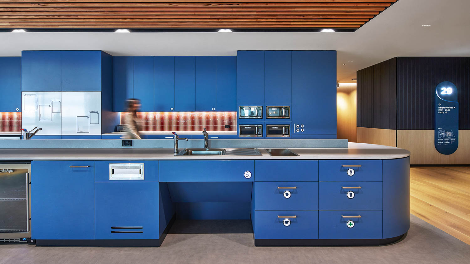 金融公司内深蓝菜板