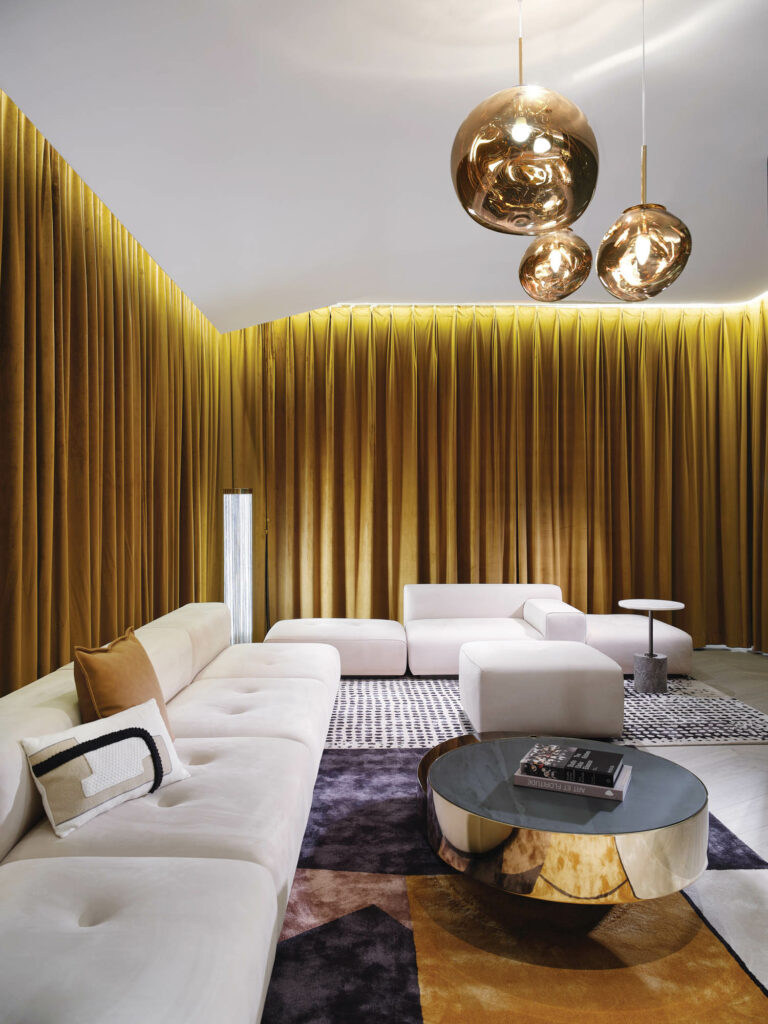 芥末色装饰机环绕媒体室