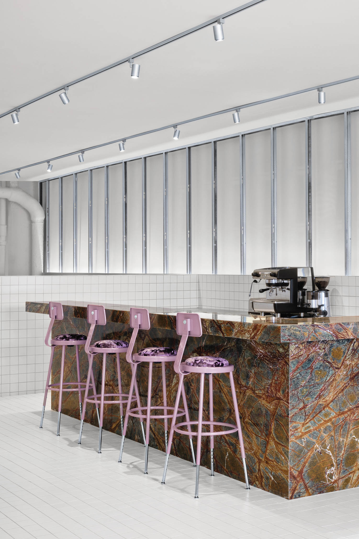 里拉克大理石棒旁的凳子