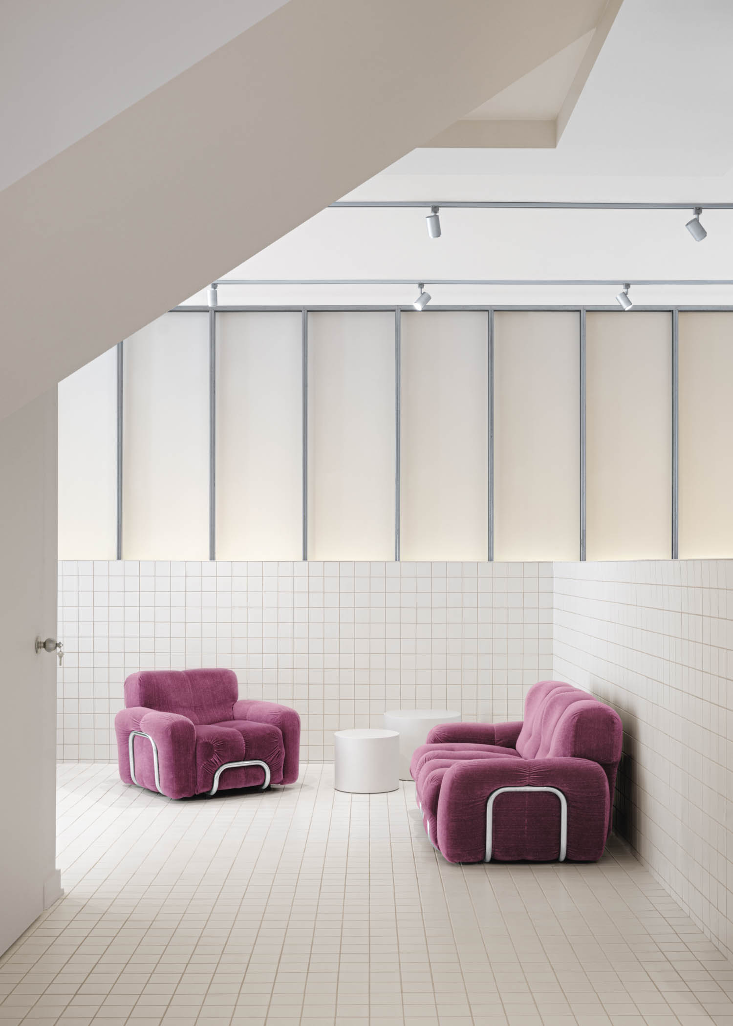 白瓷瓦和紫天鹅绒座