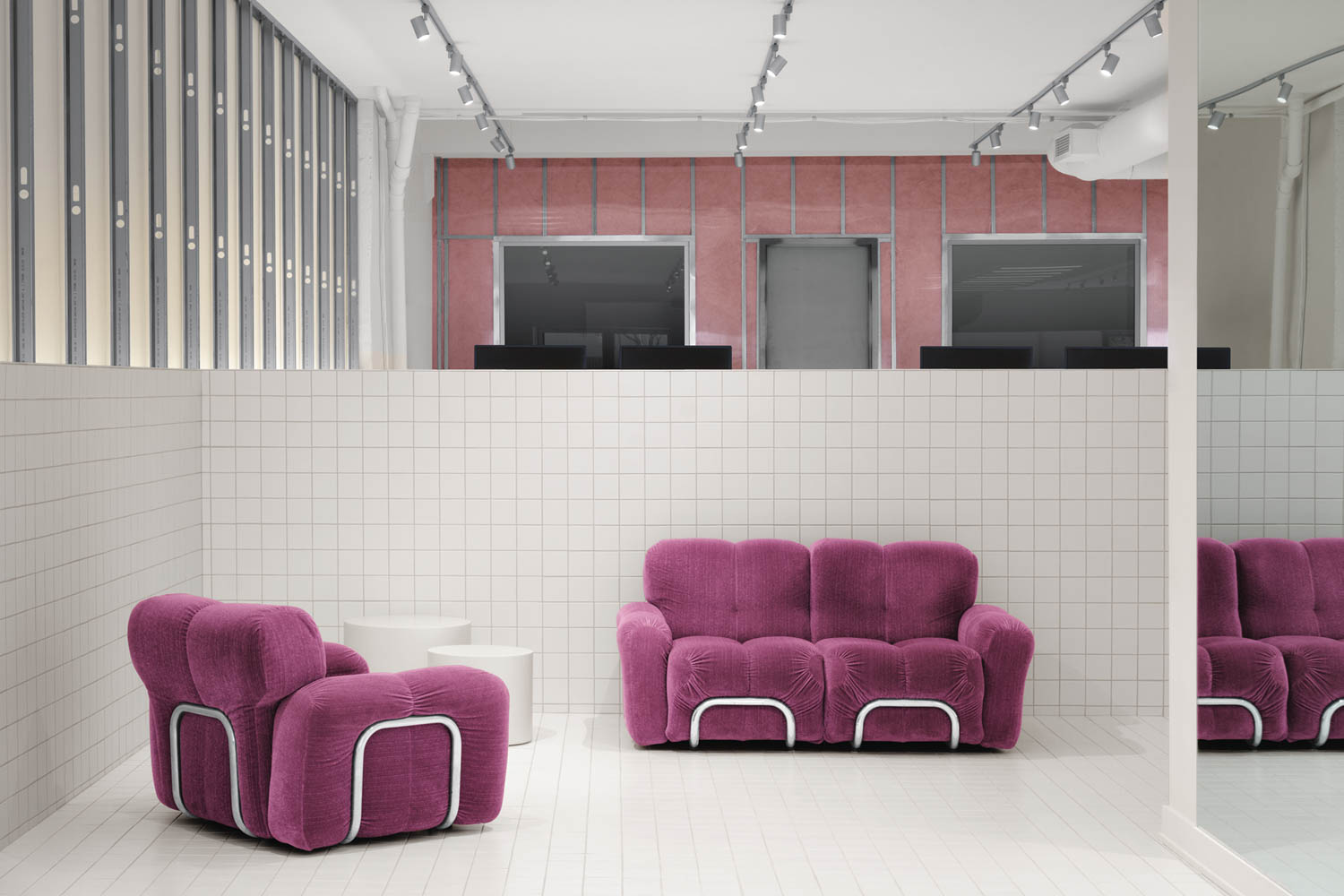 深紫天鹅绒椅前白陶墙和地板