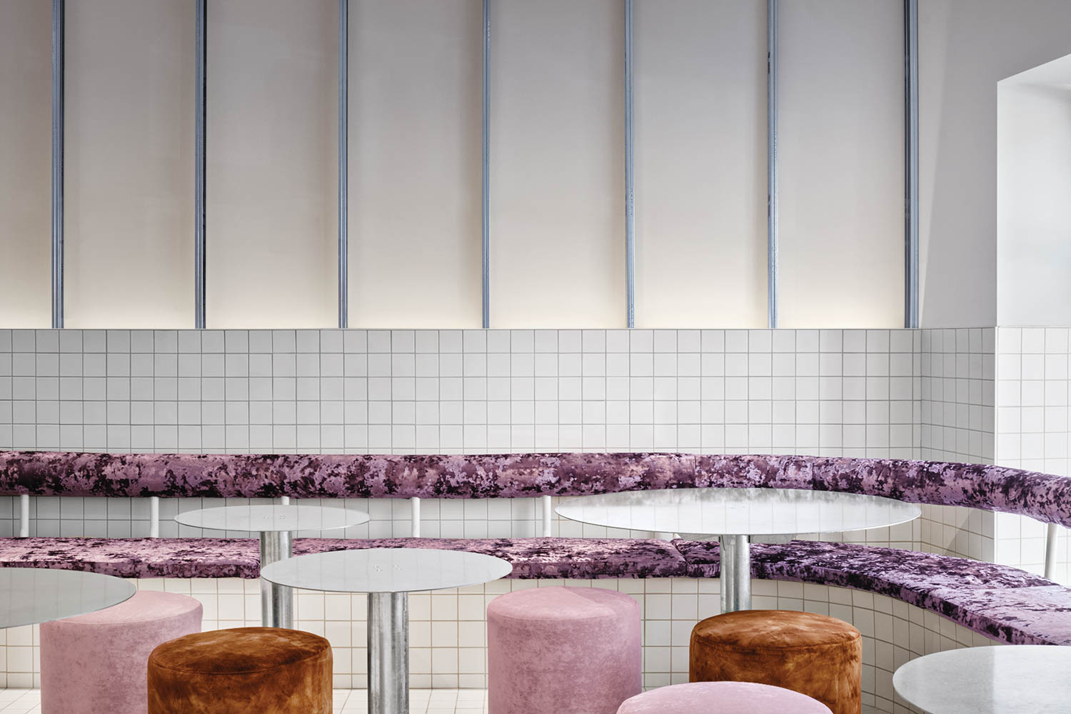 压压紫丝绸餐桌前安位