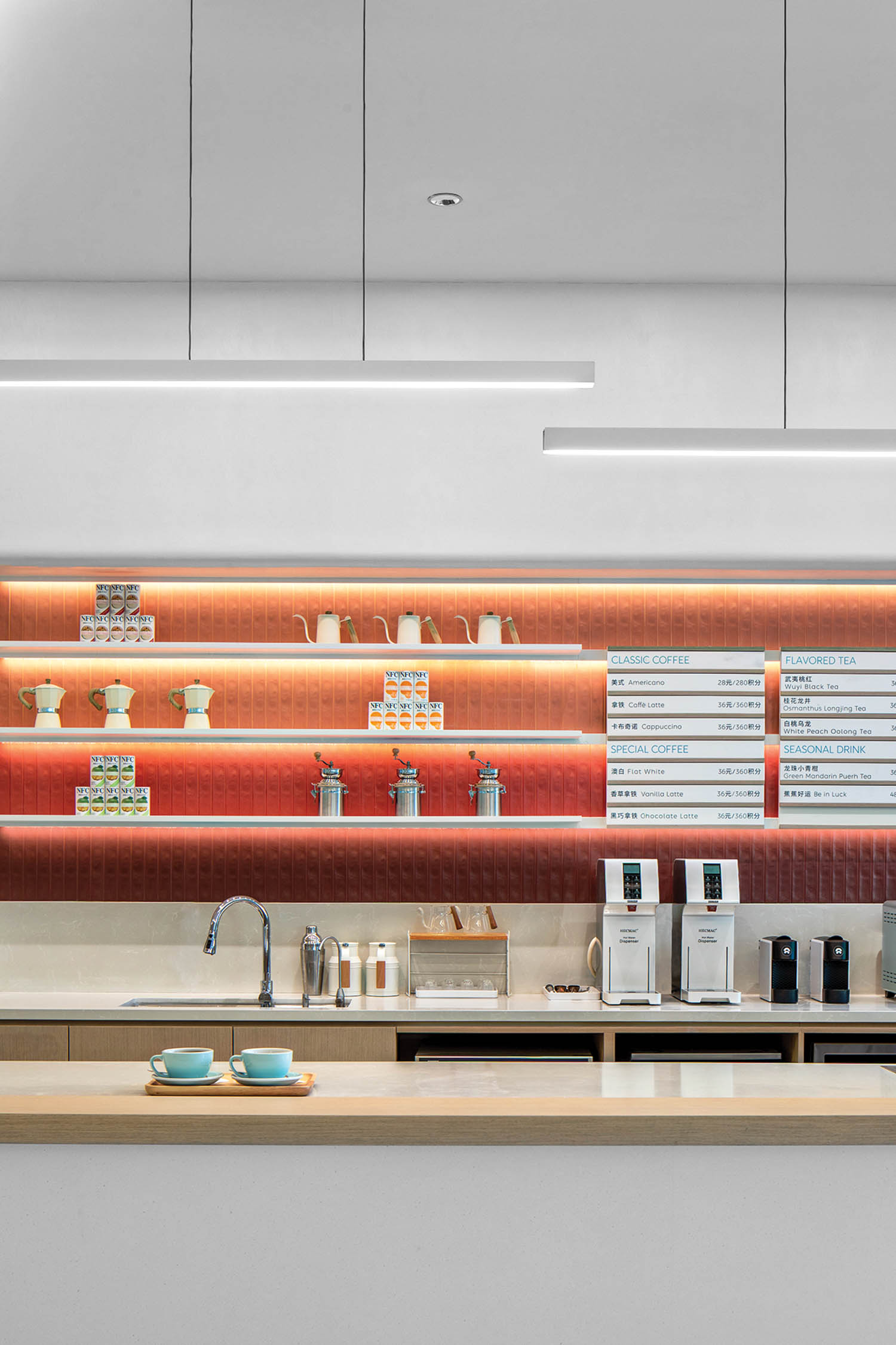 橙色梯度网架上Nio送送中心菜板