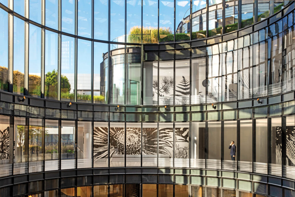 密尔班高楼由LSM环绕