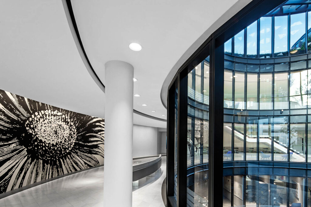 Milbank内部一个大胆植物壁画