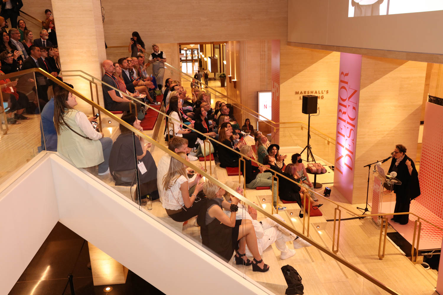 宾客在2023HIP奖颁奖仪式上坐立