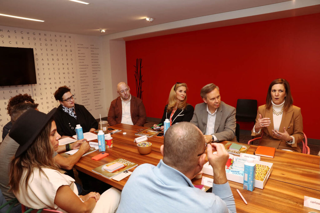 Cindy Allen与设计师共桌 Necon工作场所讨论