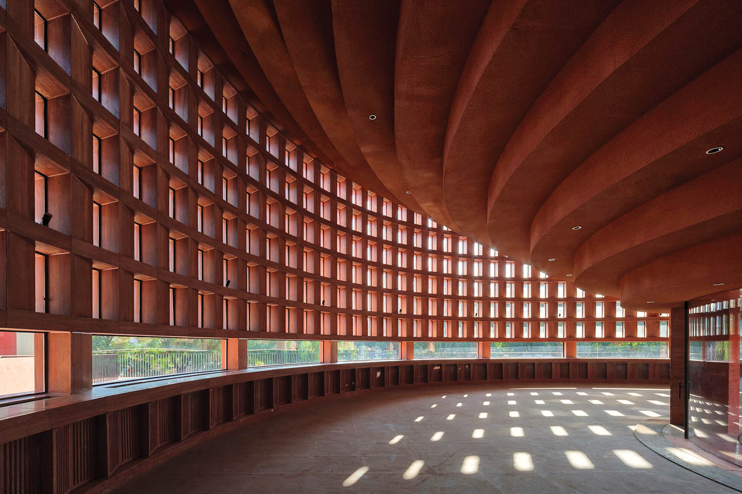 窗口门户允许光进像碗的底部