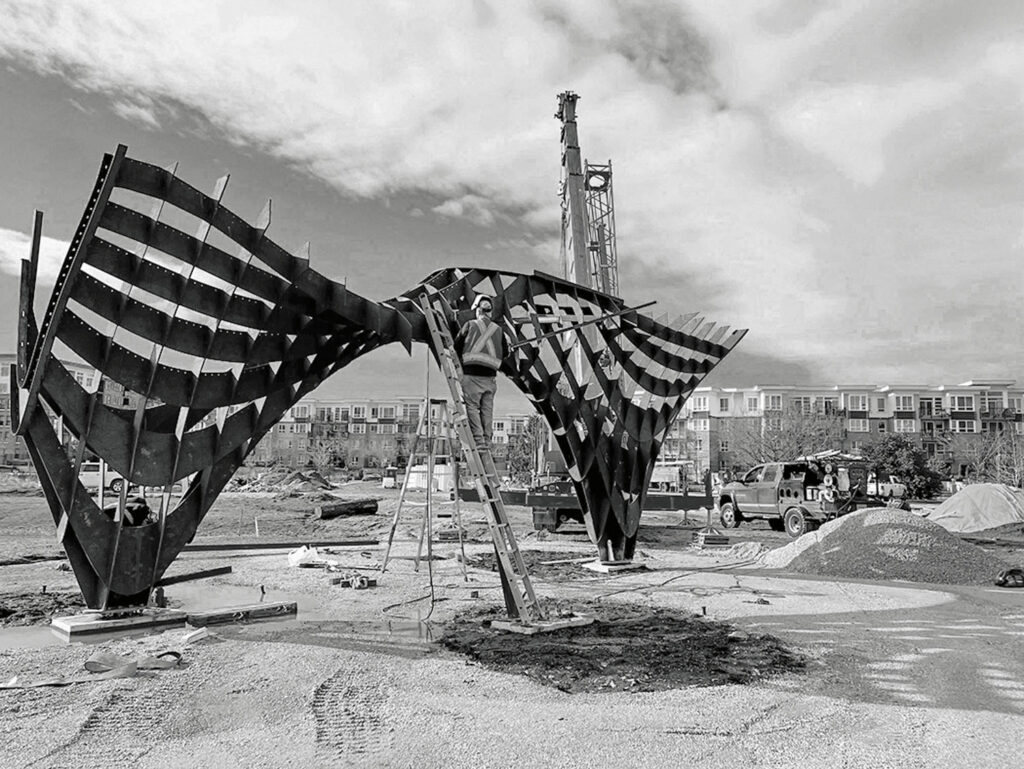 液压起重机帮助安全安装钢段