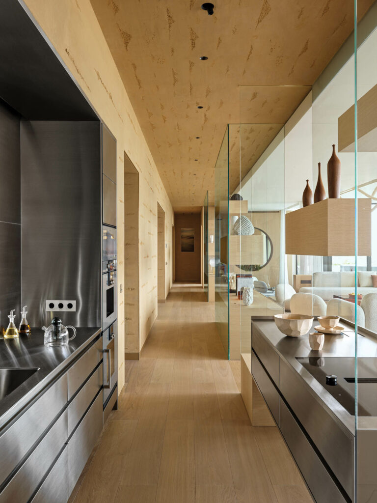 走廊通向这公寓内的一个厨房