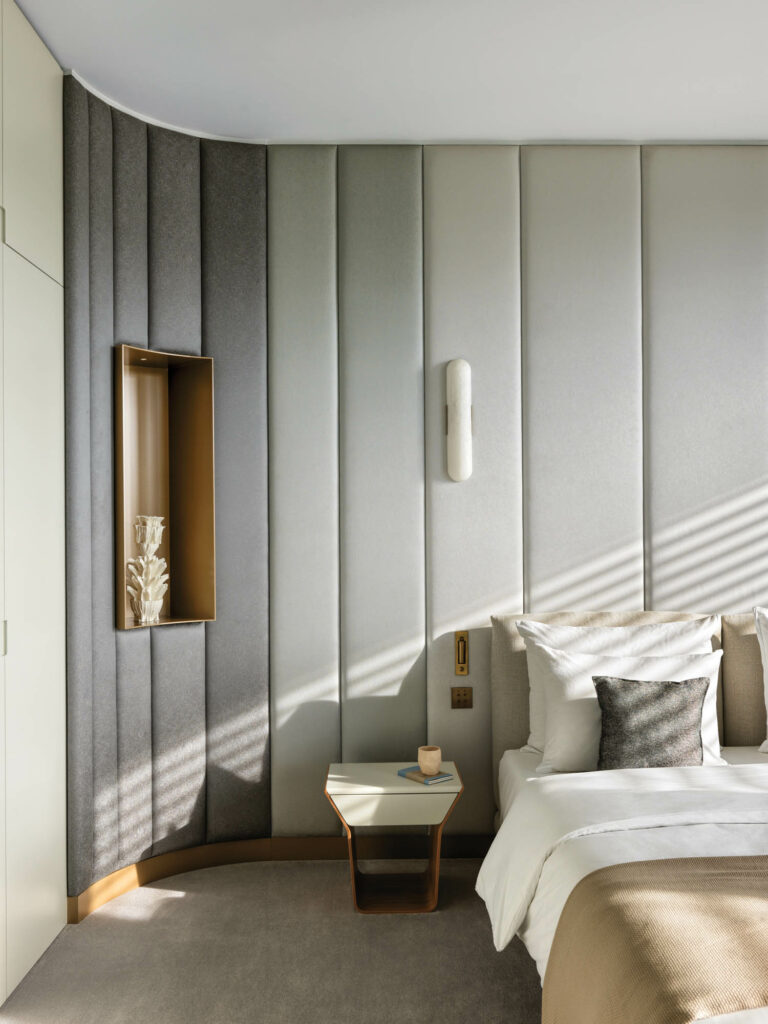 客房墙上装饰丝绸板和棉花