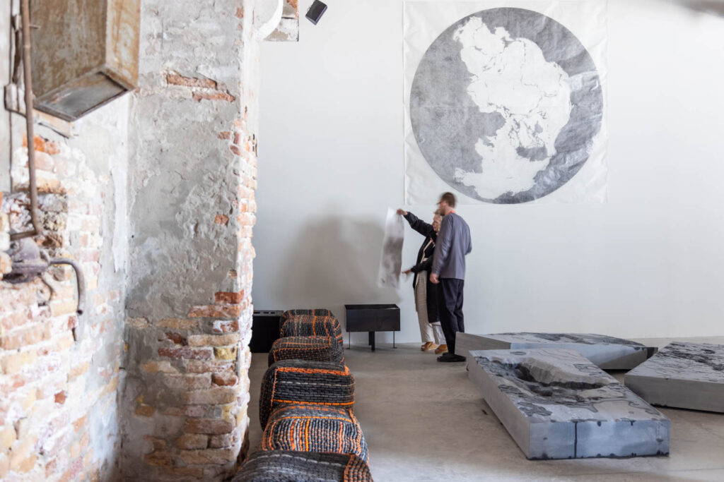 石板、用废弃绳子搭建的座椅和由爱尔兰馆搭建的地形挂毯