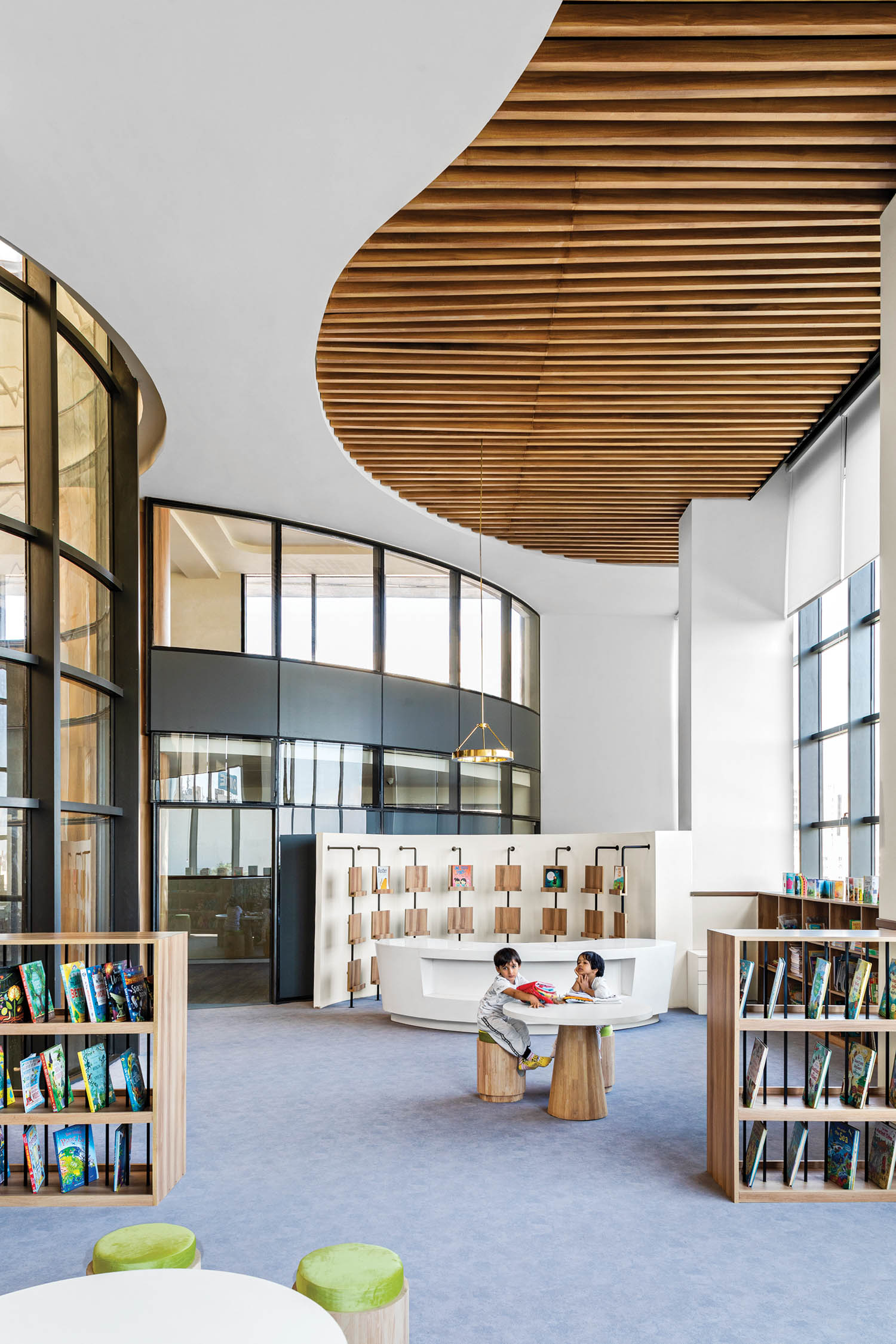 曲线性木本校天花板上白相遇