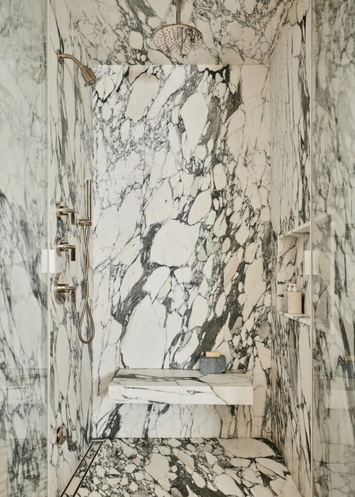 石板覆盖初级卫生间