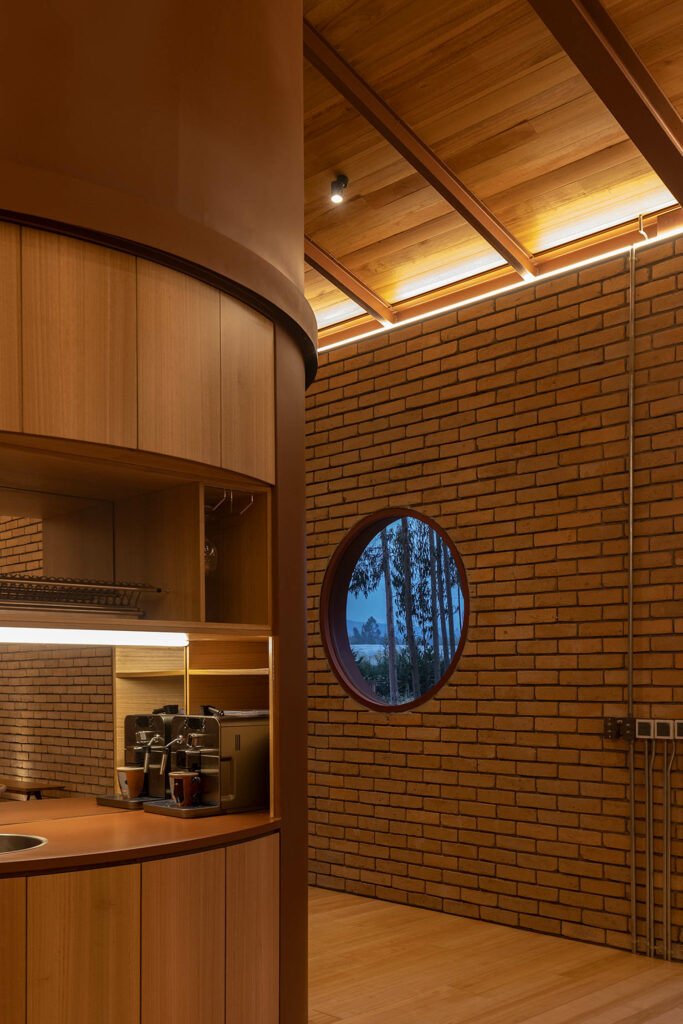 内建砖墙和圆窗口