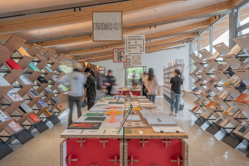 纸板展台爆出书店