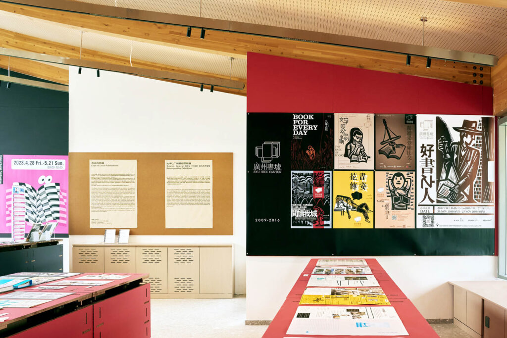 招贴画显示在这个展览空间墙表