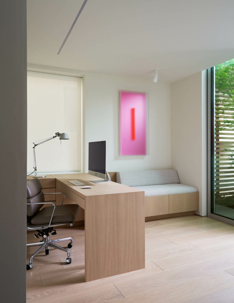 Casper Brindle带艺术作品主机