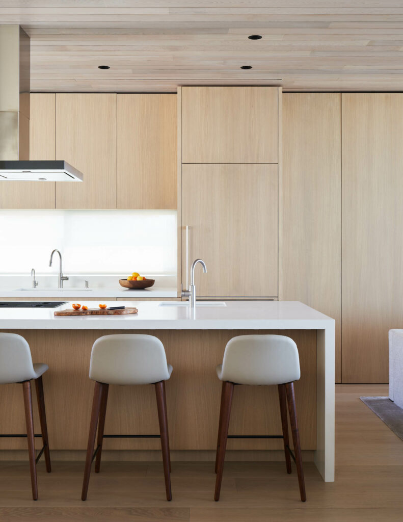 带白橡木柜的住宅厨房