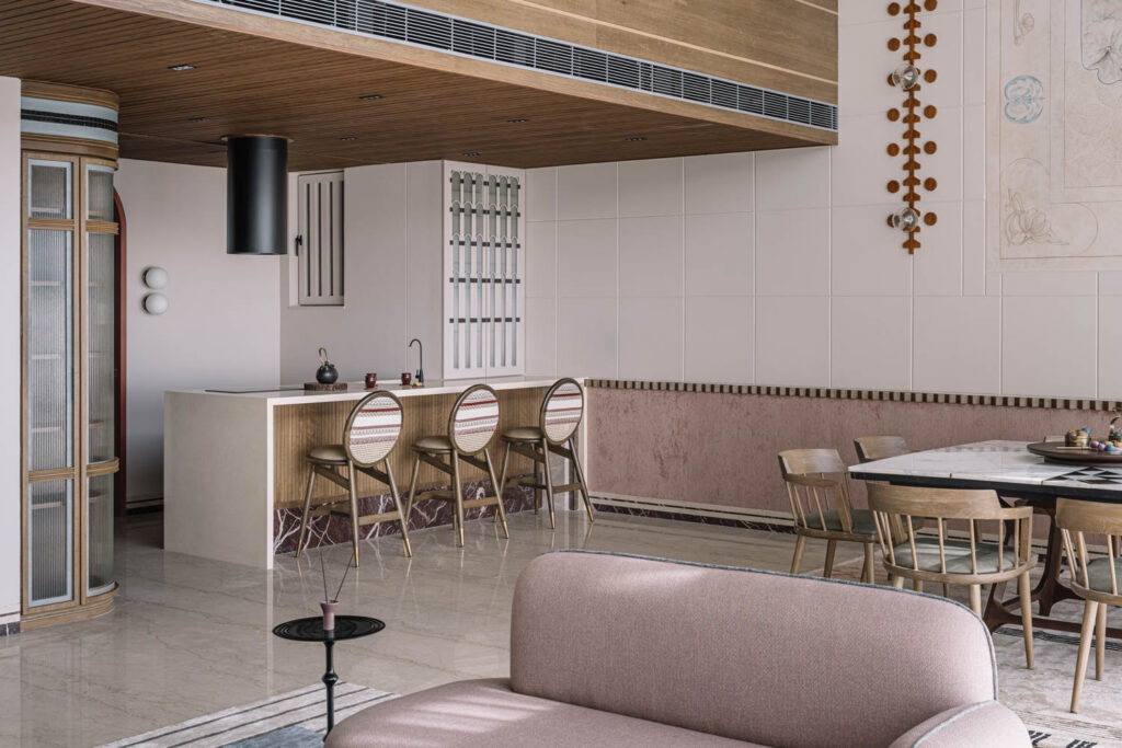 班加罗尔顶层公寓中现代、脸红起居室和餐厅