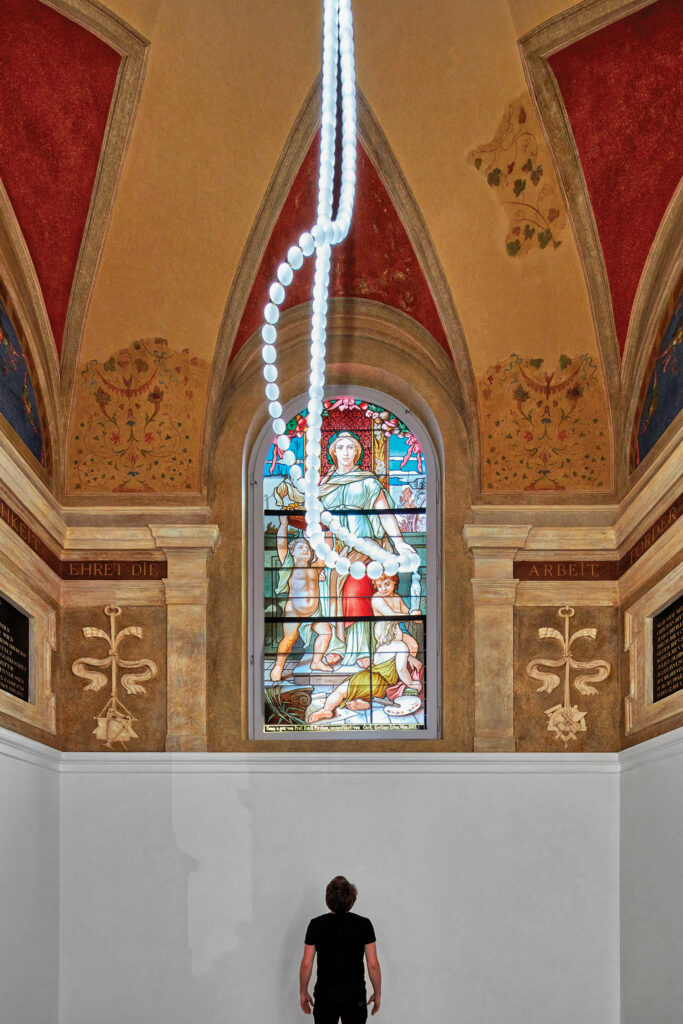 楼梯空间带染色玻璃窗