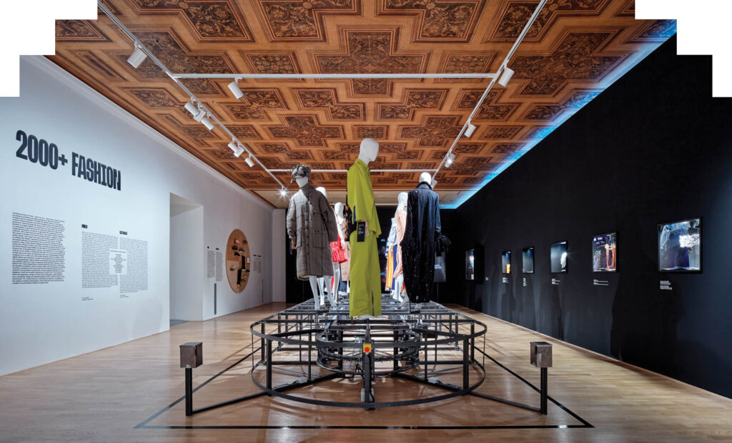 人造模型显示在旋转钢跑道上