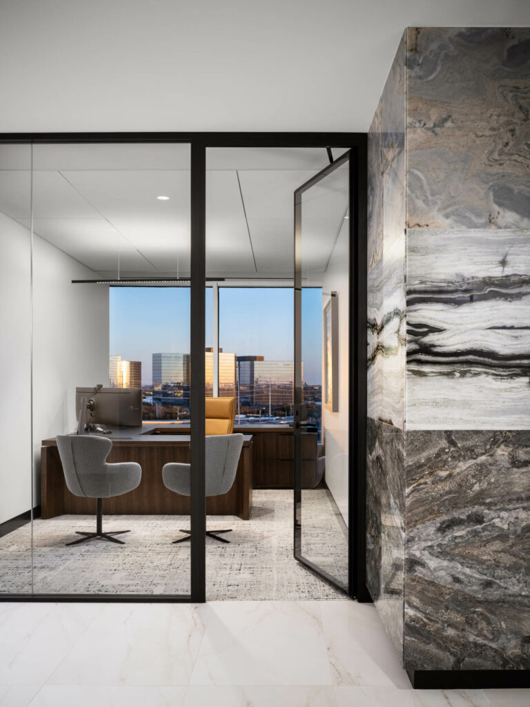 MohrCapital内设私人办公楼并配有玻璃墙