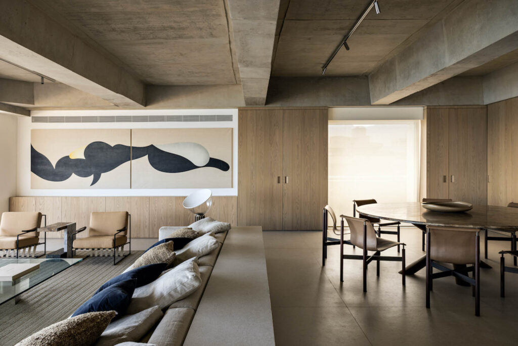 餐区和生活区相邻 墙上挂着大件艺术品