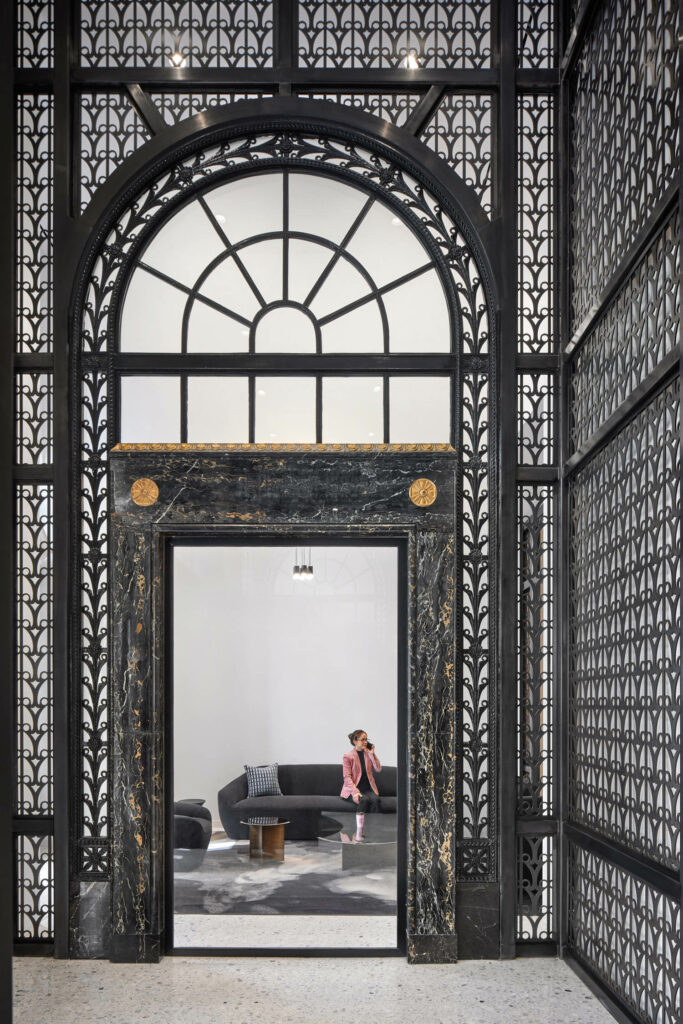 JP摩根大通公司前厅带定制模式的氧化黄屏