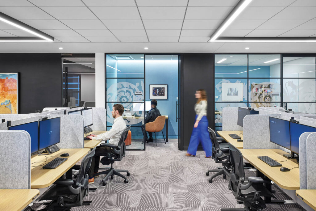 金融公司办公室工作空间,办公桌间有灰分治