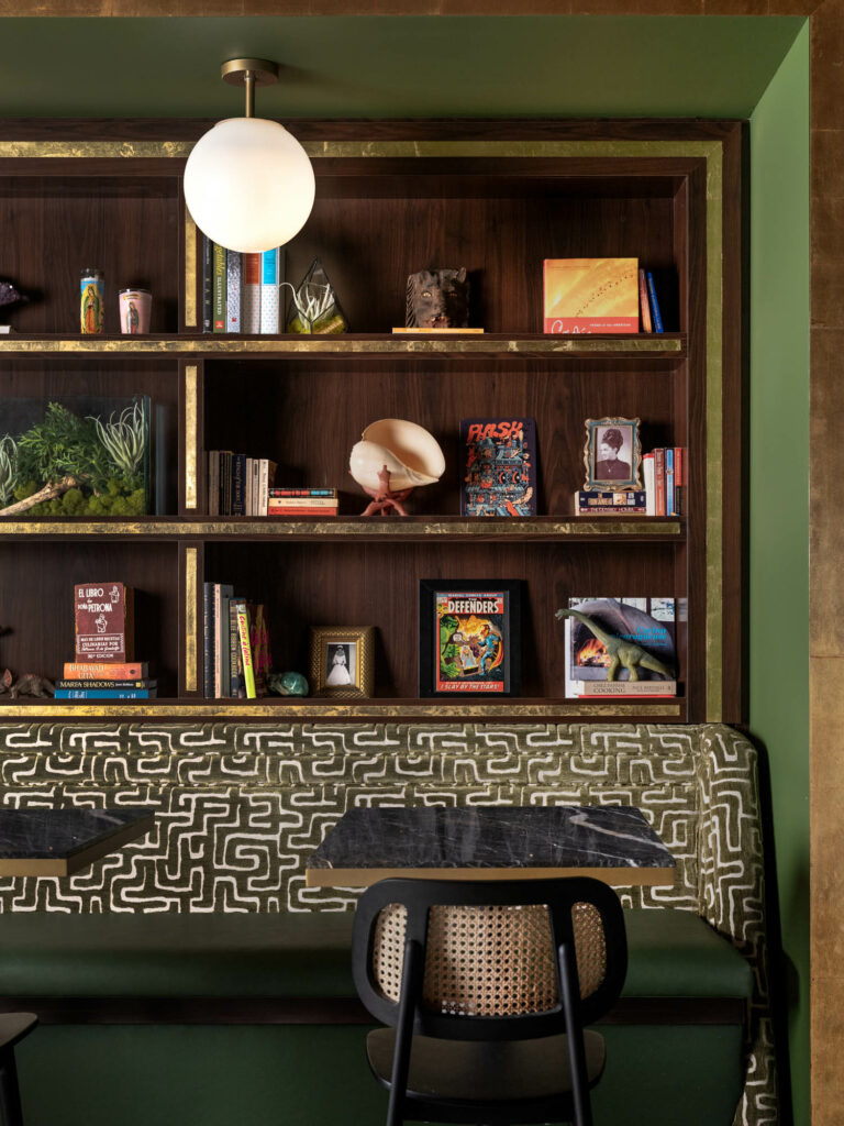 书架配有室口音