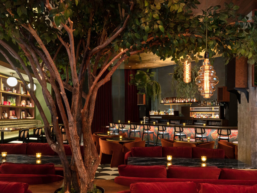 生命树根植餐厅中心