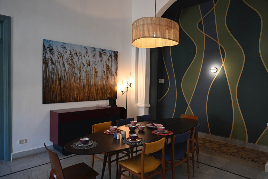 餐桌加色盘靠近口音墙