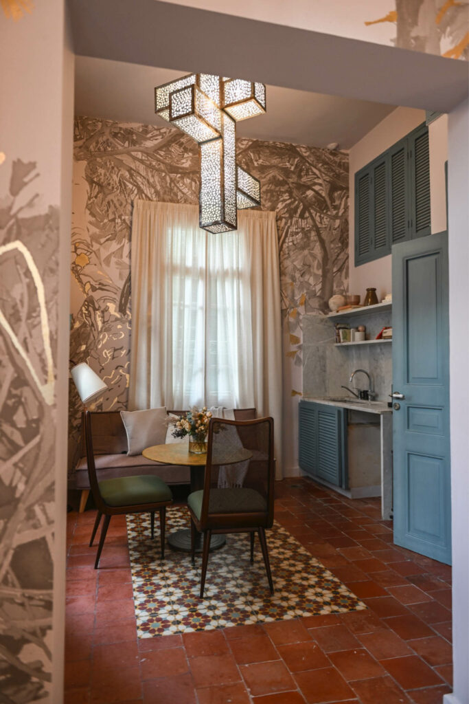 贝特塔曼纳餐厅配有红瓦和蓝口音