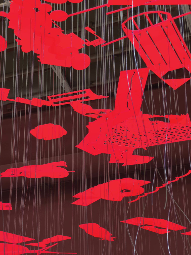 loom红色挂起安装 2023 VeniceBiennale