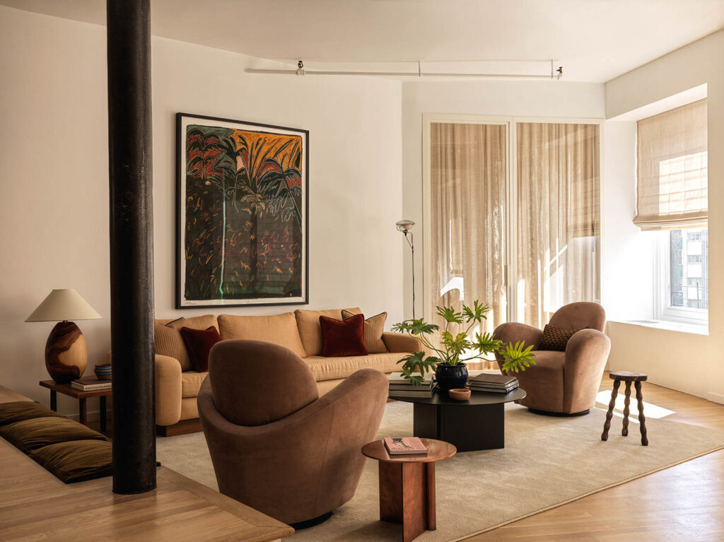 起居室中装有定制区段和老式口音