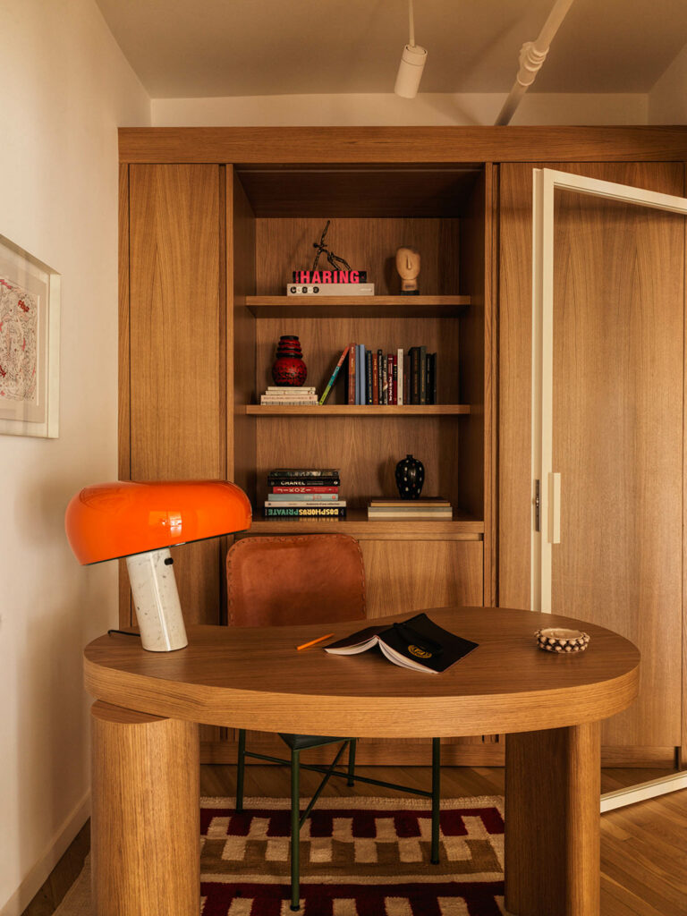 木头台和橙蘑菇灯