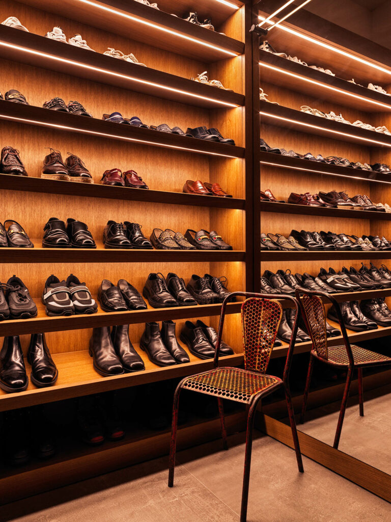 宽敞衣柜堆满鞋子