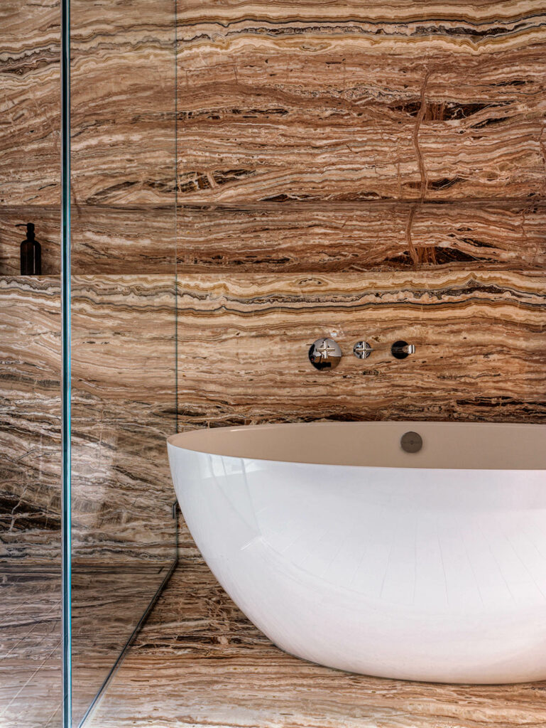 白浴缸靠近沙状墙覆盖