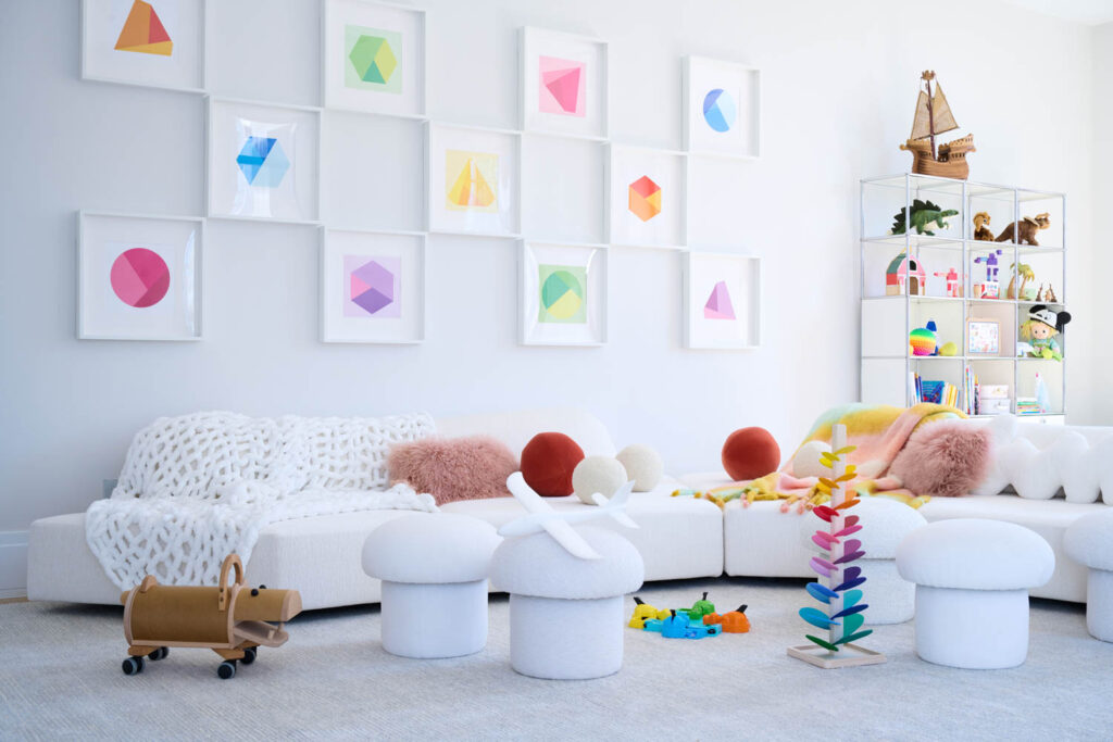 儿童游戏室可重构沙发和墙上亮几何美术
