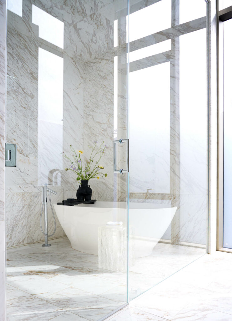 豪华顶楼卫生间 花瓶装饰浴缸