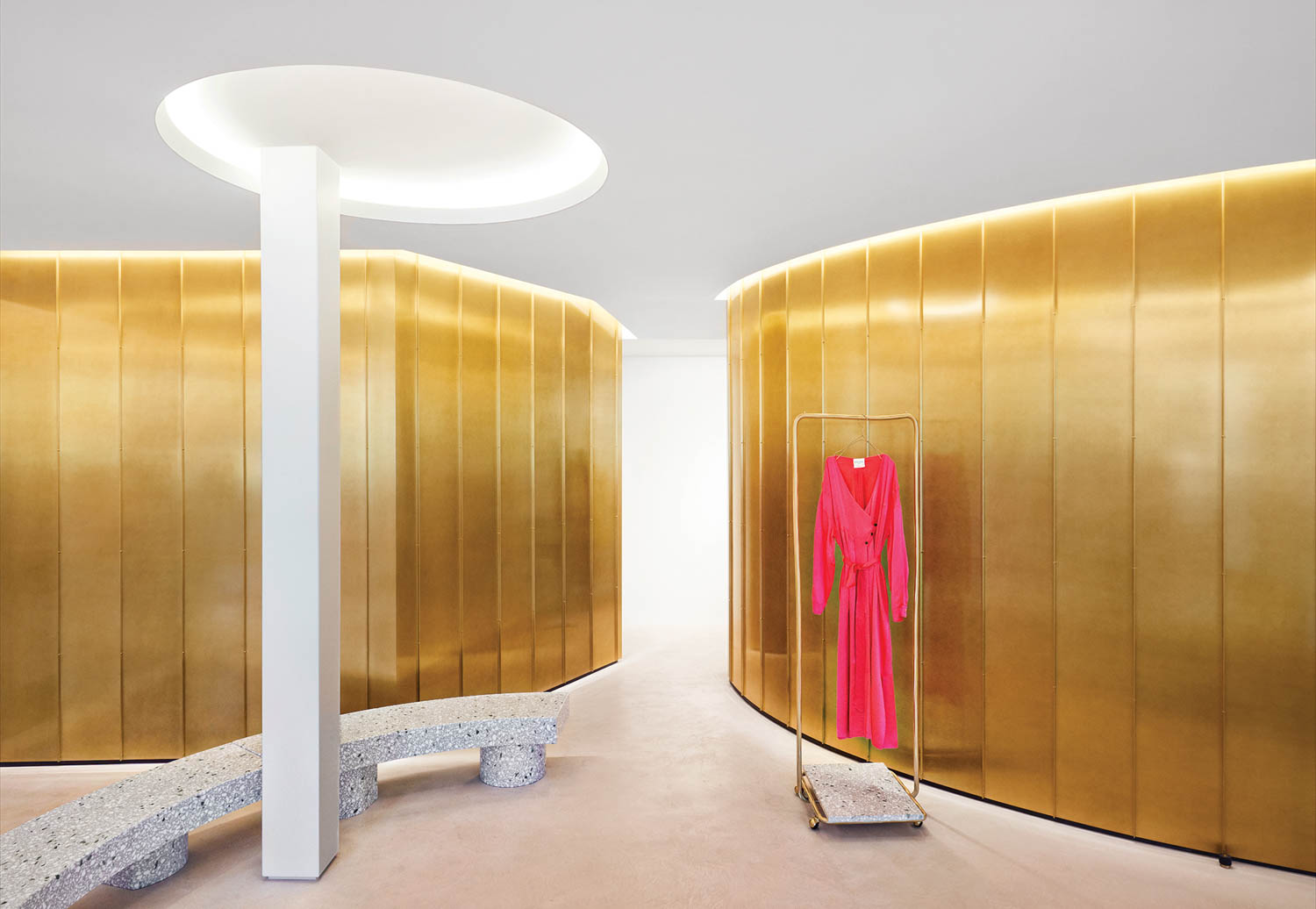 妇女服装店内黄铜板