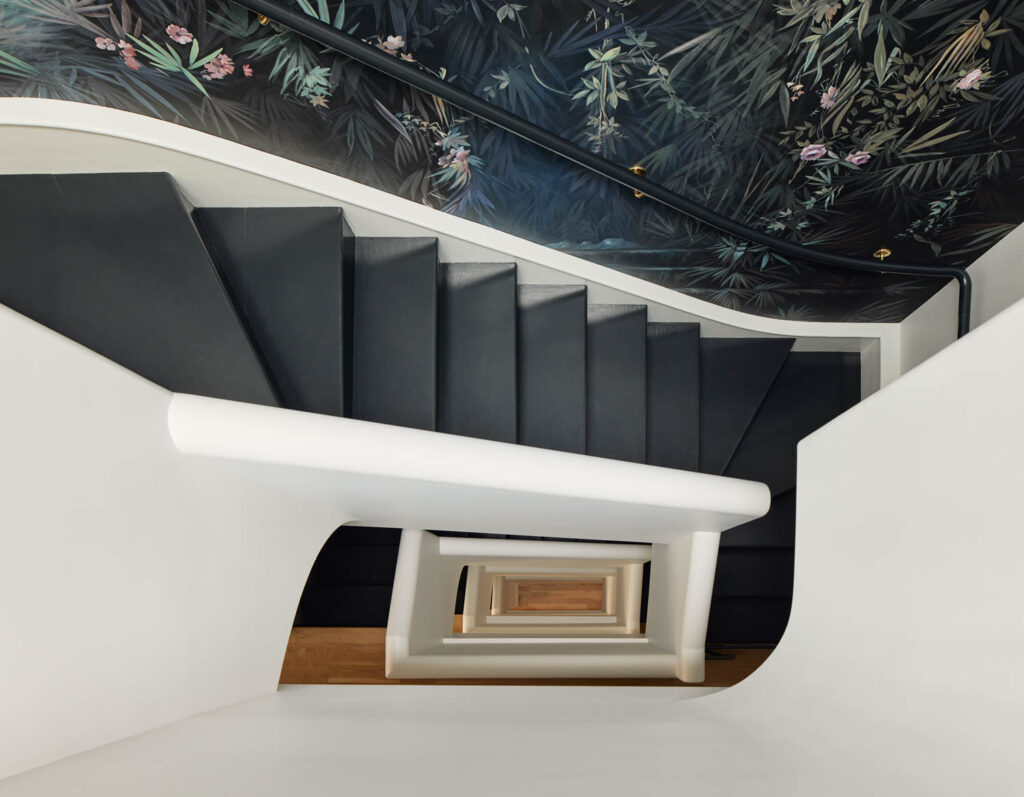 由午夜蓝墙纸侧侧带黑楼梯的粗楼梯