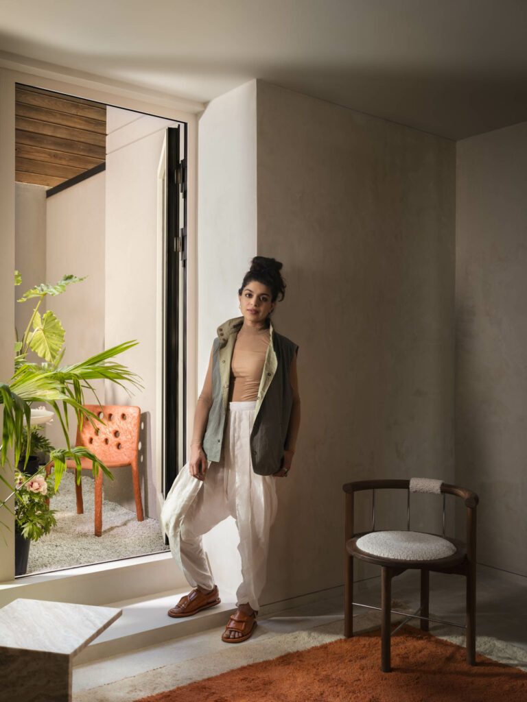 建筑师Hira Sabuhi站在她工作过的Bushwick家院院旁