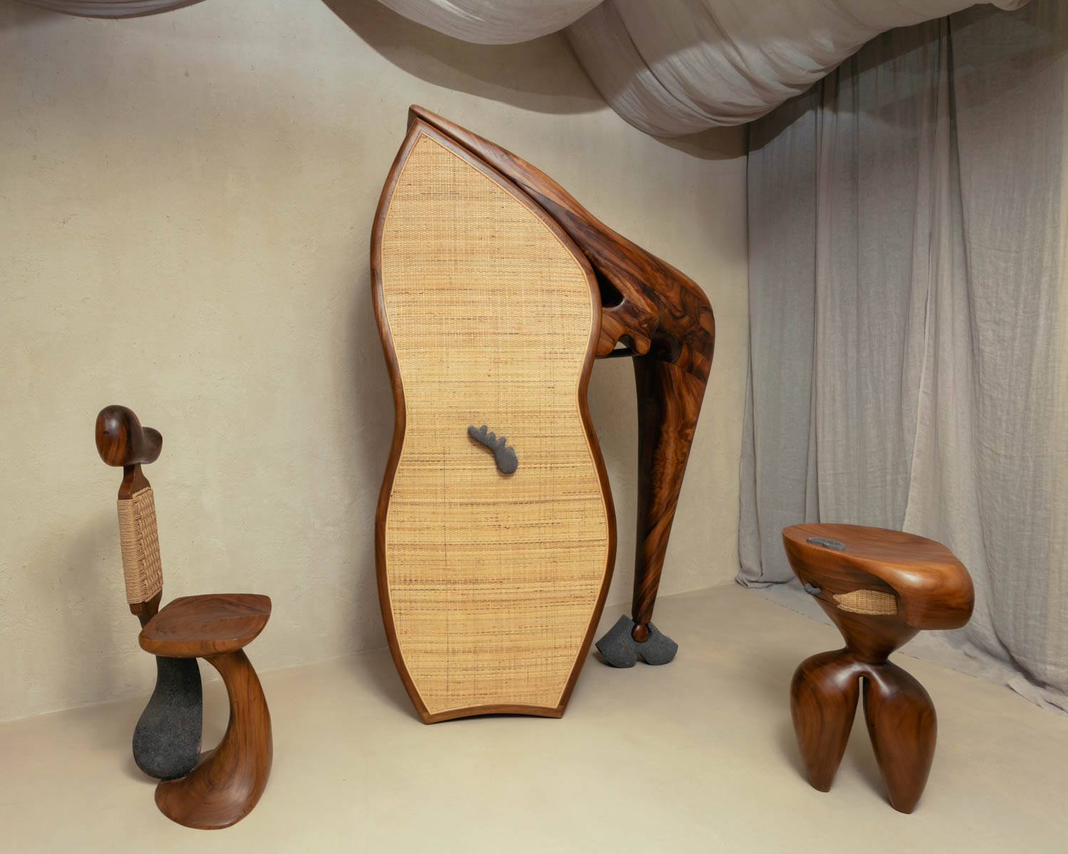 superhouseVitrine安装“hue/am/I-Hue/I/Am”。