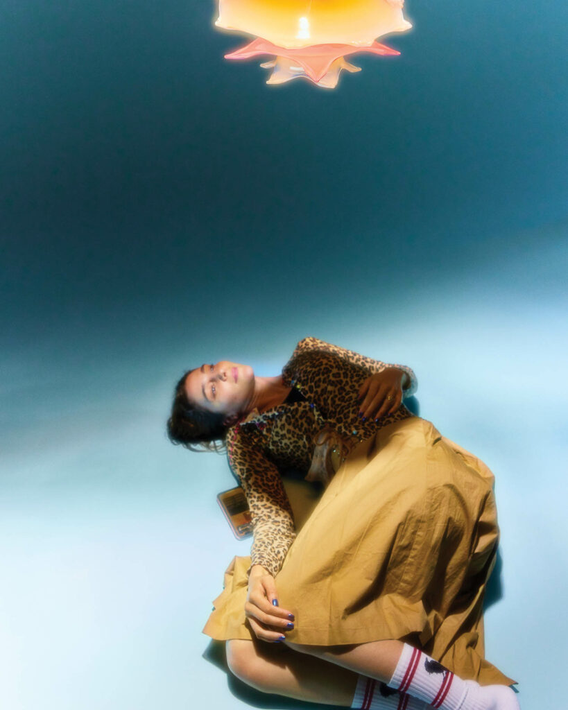 一个女人向上看LouisPoulsenxHome