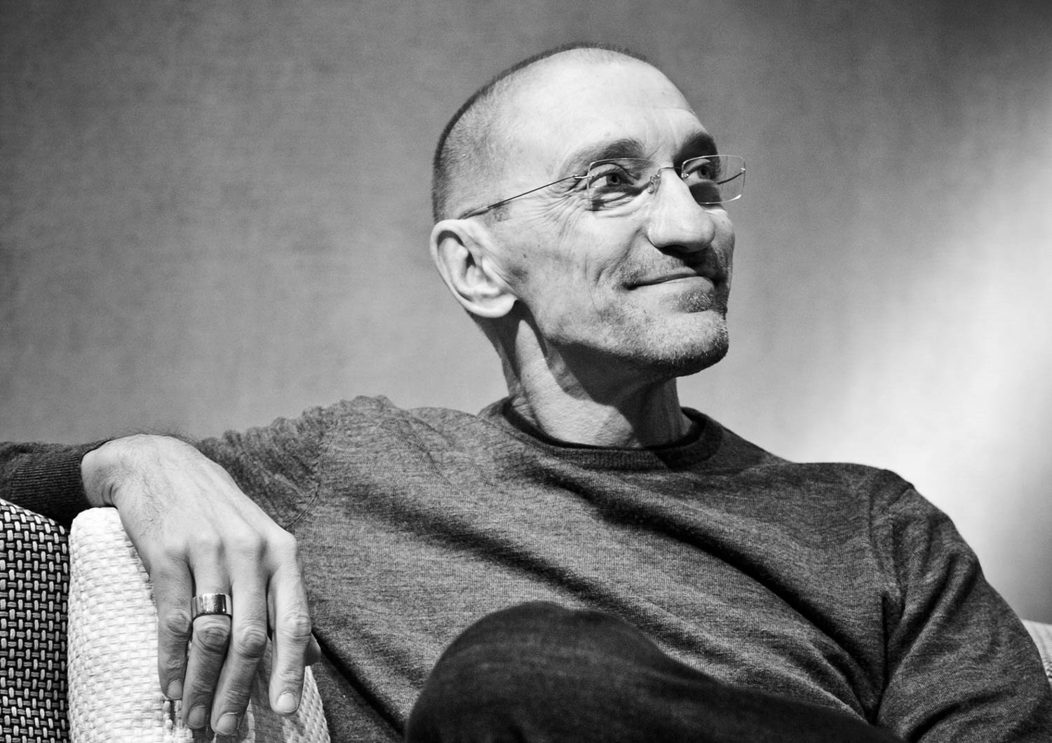 鲁道夫多多尼靠在椅子上笑